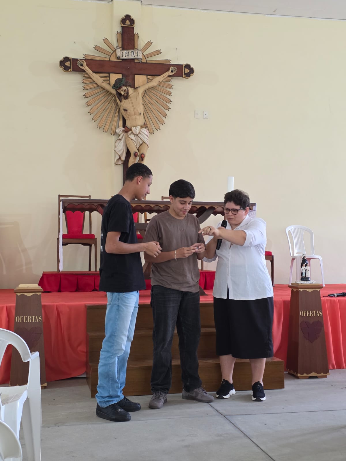 Irmã acompanhando jovens em celebração na igreja