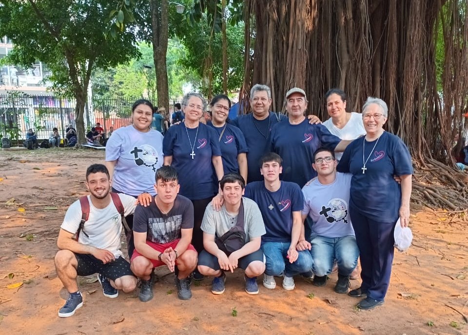 Peregrinação Juvenil Diocesana com jovens e irmãs