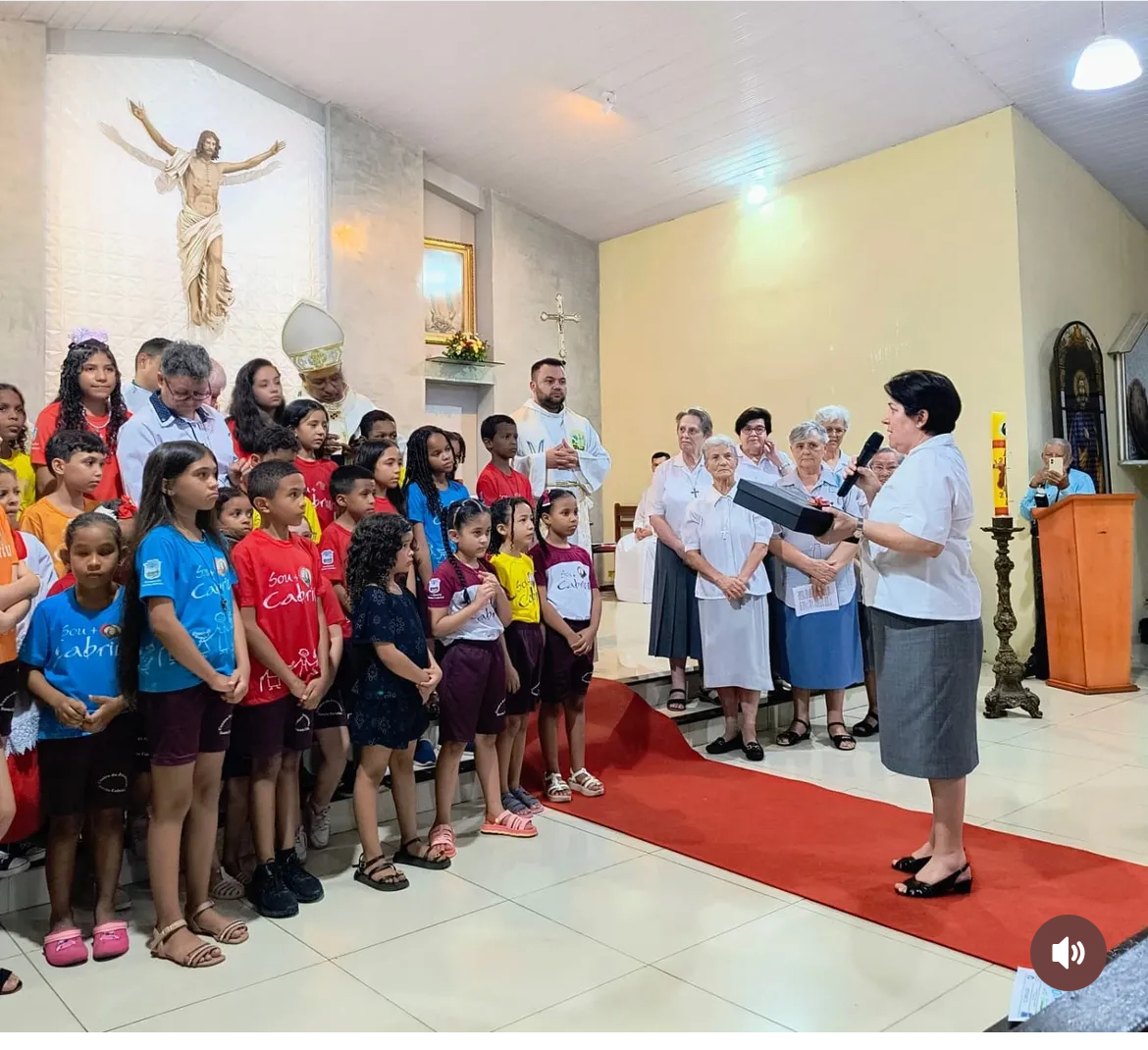 Celebração com as crianças na comunidade
