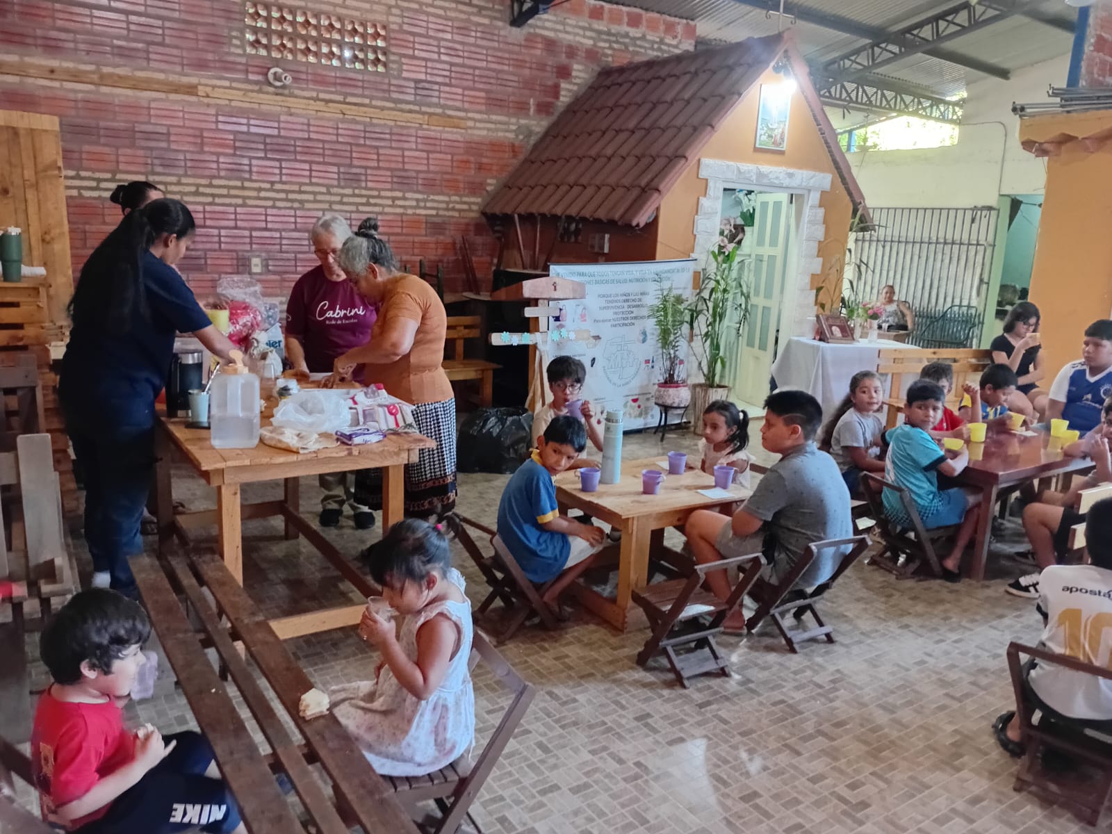 Partilha do pão com as crianças da comunidade