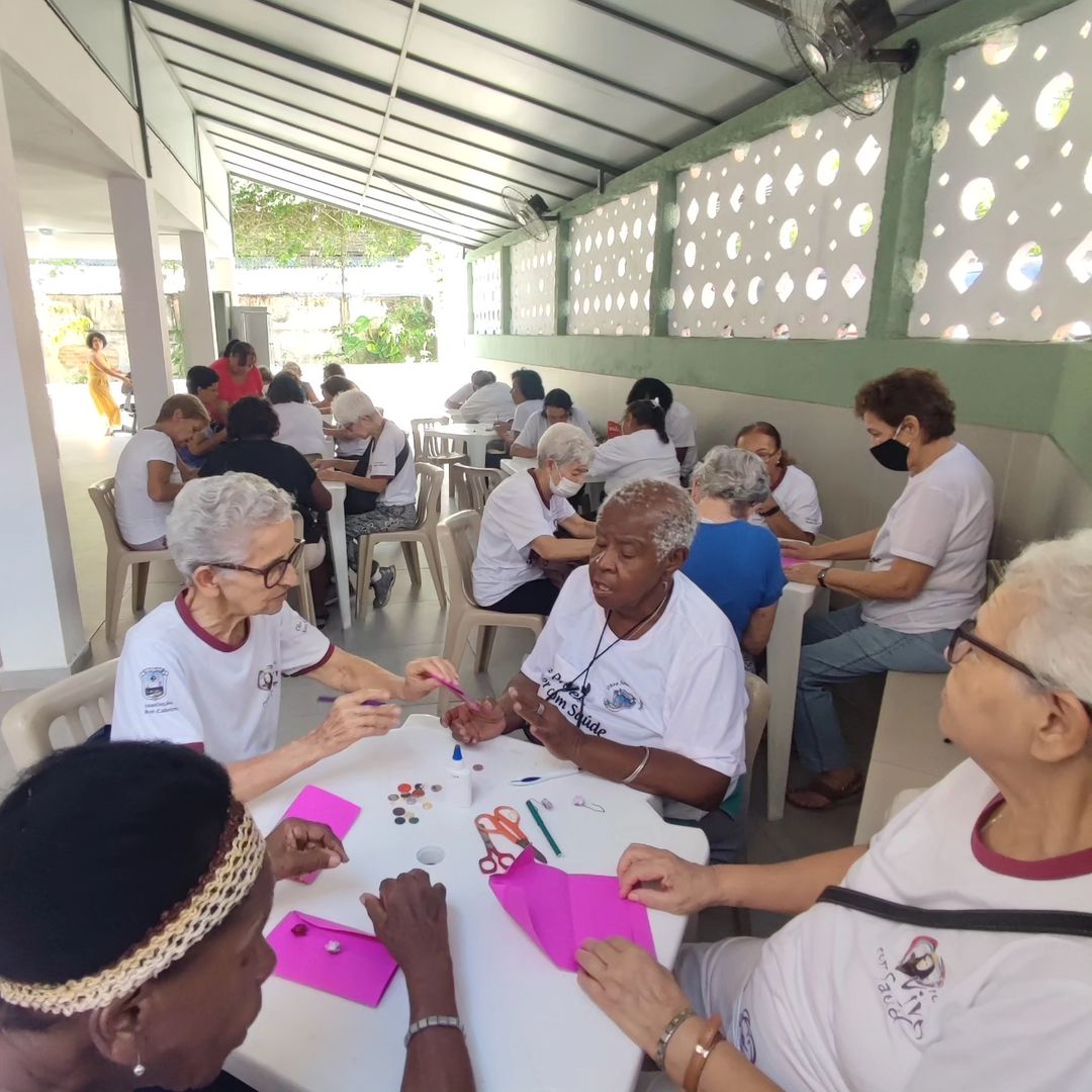 Idosas reunidas em atividade comunitária promovida pelas Missionárias