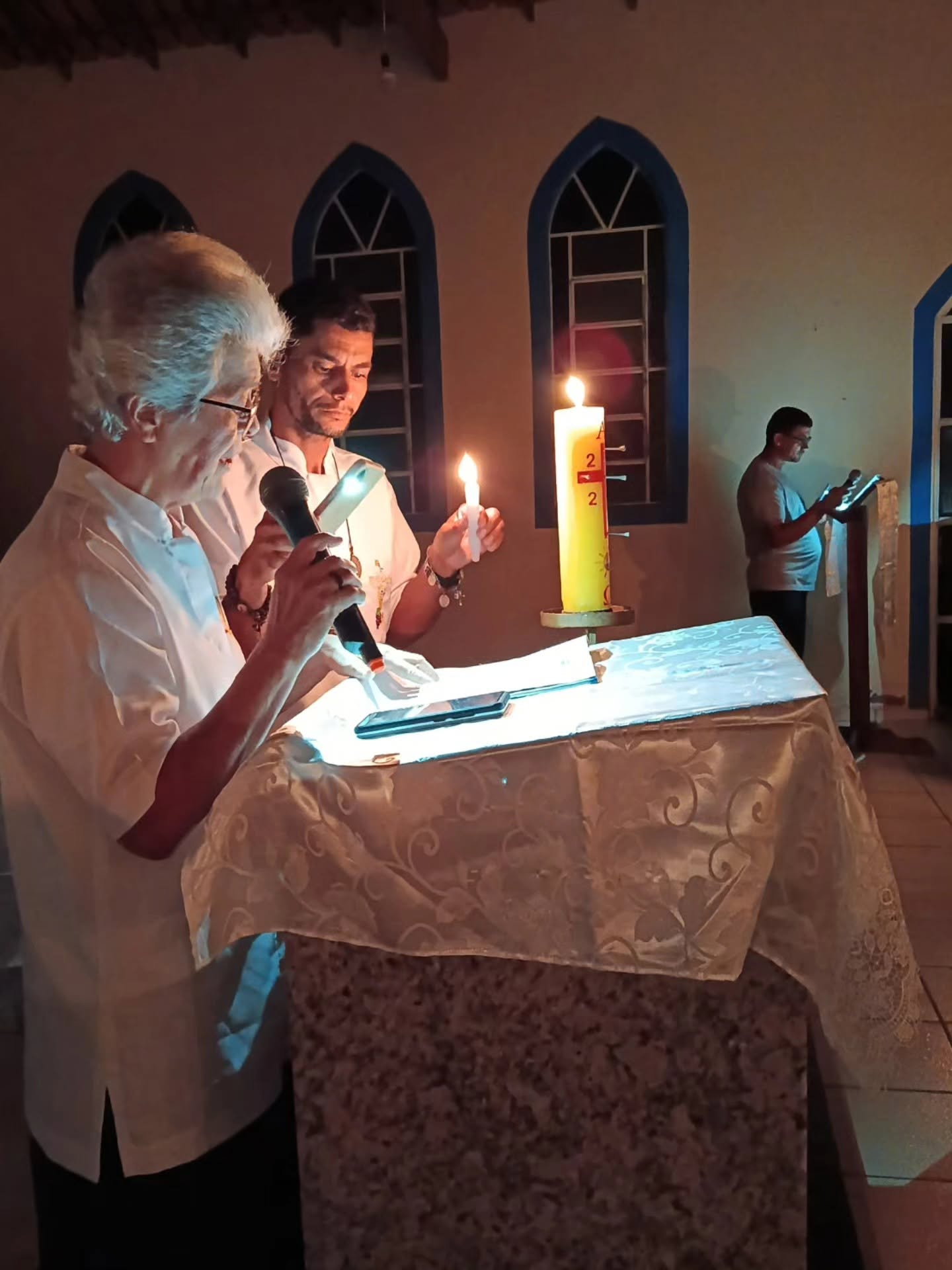 Celebração comunitária com a vela pascal