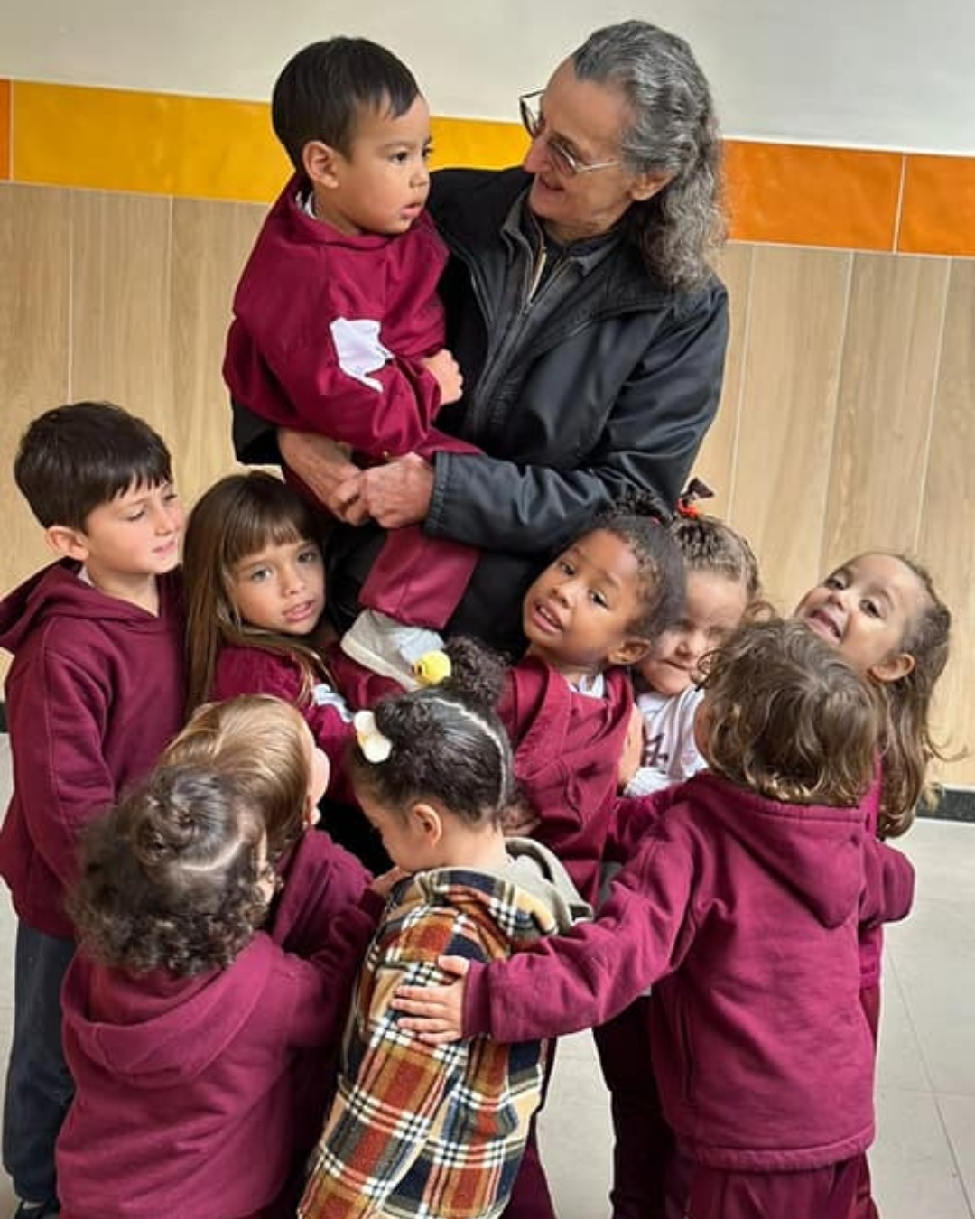 Irmã Cabrini acolhendo crianças em uma escola