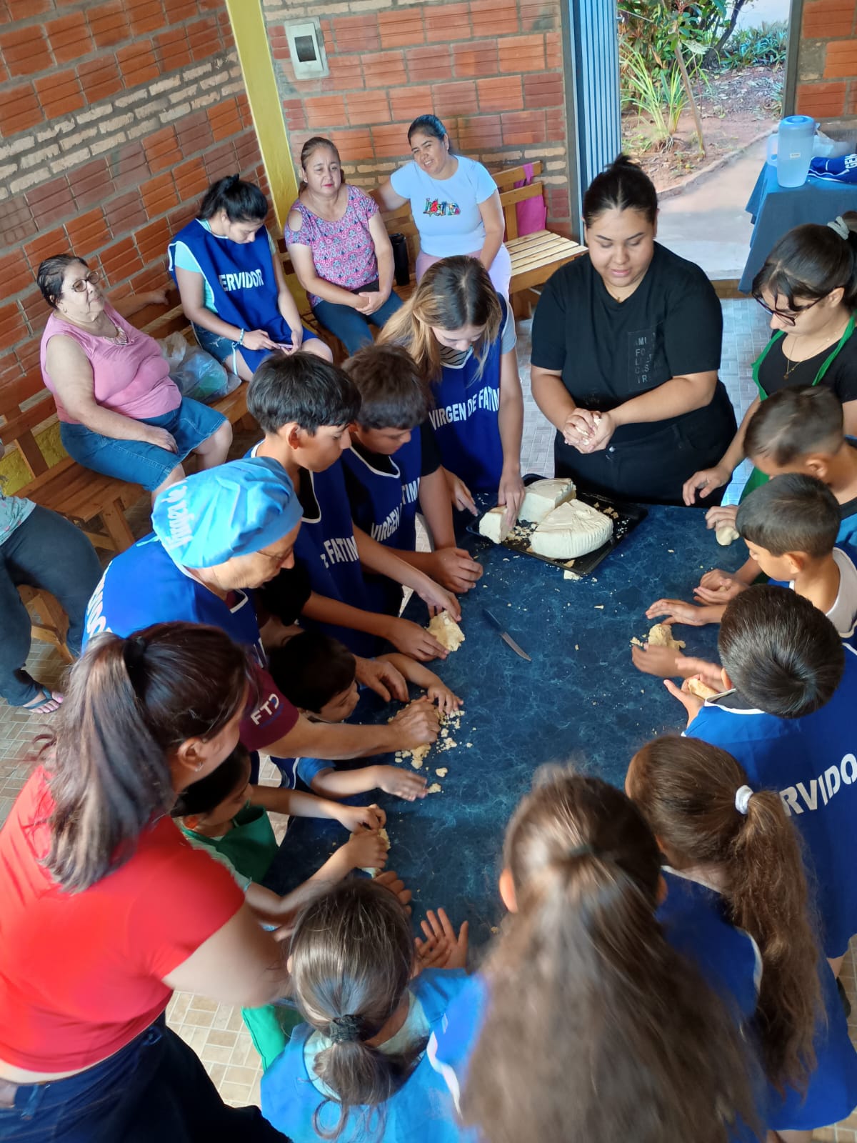 Encontro com famílias e crianças em torno da mesa