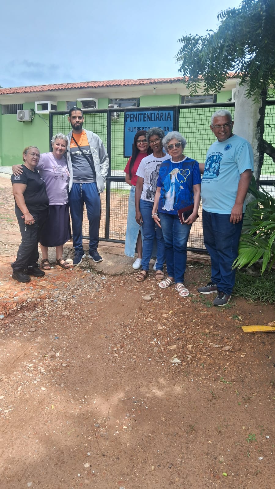 Equipe da Pastoral Carcerária diante da penitenciária