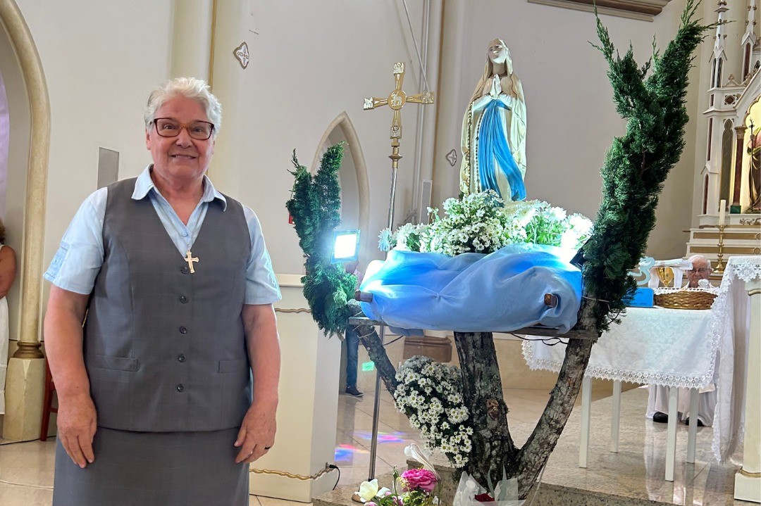 Irmã celebrando o Jubileu de 50 anos de Vida Consagrada junto à imagem de Nossa Senhora