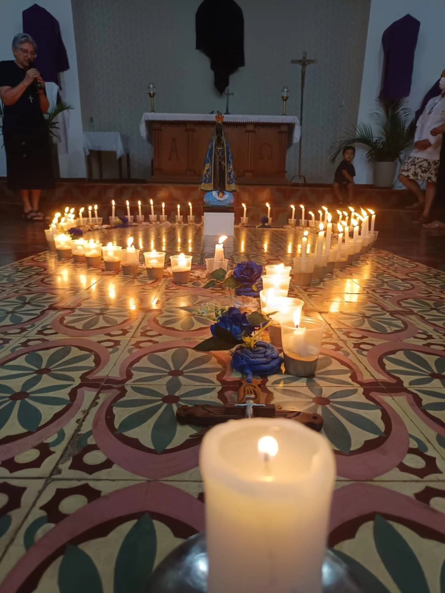 Celebração à luz de velas em torno de Nossa Senhora Aparecida