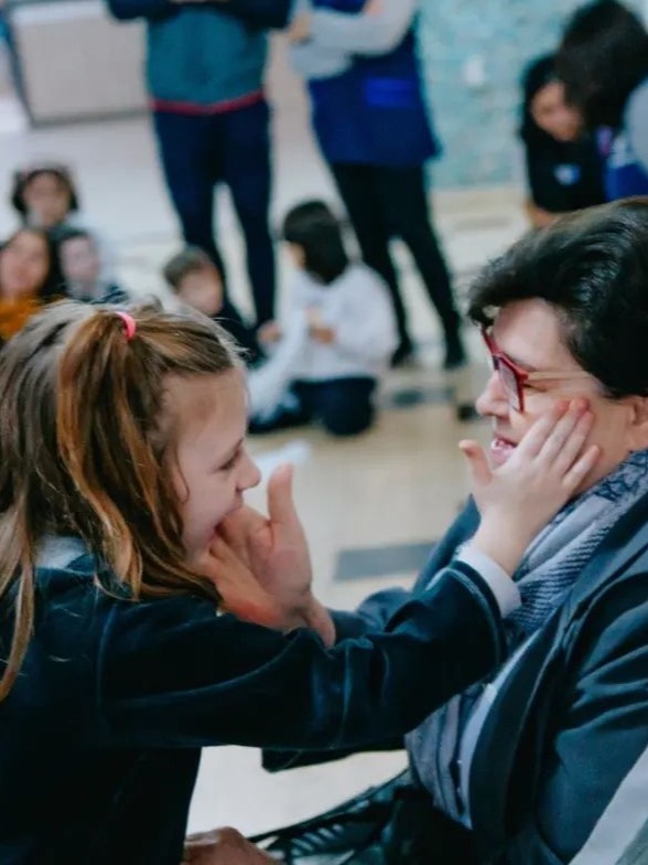 Momento de ternura entre missionária e criança